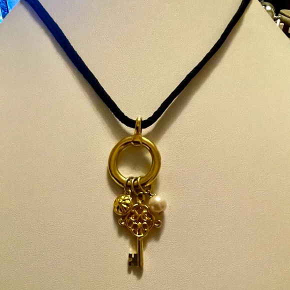 Vintage Liz Claiborne Key, Pearl & Flower Charm Pendant Necklace - Picture 7 of 7